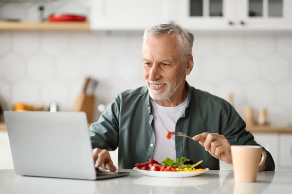 Lächelnder Älterer Herr Mit Laptop Und Frühstück Der Küche Glücklicher — Stockfoto