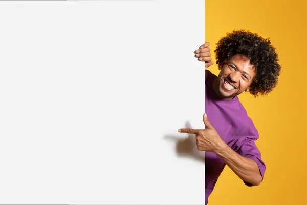 Hombre Rizado Adulto Negro Positivo Camiseta Púrpura Señala Con Los —  Fotos de Stock