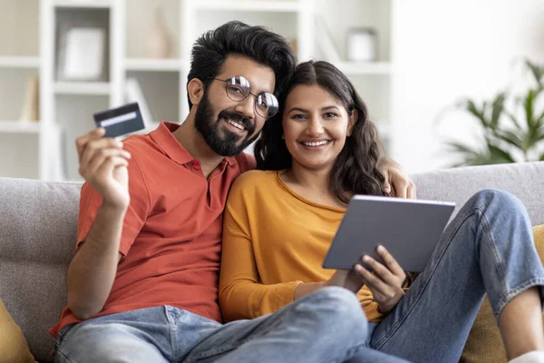 Çevrimiçi Ödemeler Gülümseyen Hintli Eşler Dijital Tablet Kredi Kartı Pozu — Stok fotoğraf
