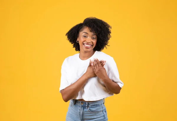 Froh Millennial Afrikanisch Amerikanische Lockige Frau Weißem Shirt Legte Hände — Stockfoto