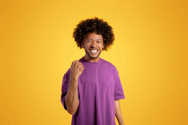 Cheerful Black Adult Curly Man Purple Shirt Makes Victory Gesture — Stock Photo, Image