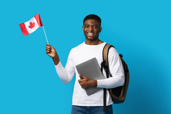 Pozitivní Veselý Tisíciletý Africký Americký Kluk Student Batohem Drží Notebook — Stock fotografie