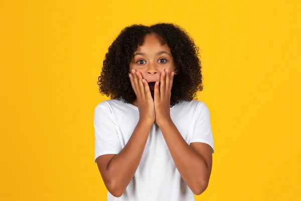 Vrolijk Geschokt Krullend Tiener Zwart Schoolmeisje Wit Shirt Bang Geïsoleerd — Stockfoto