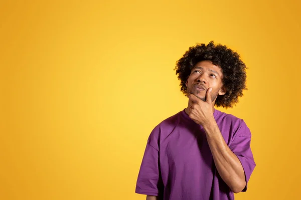 Serious Pensativo Hombre Rizado Adulto Negro Camiseta Púrpura Piensa Mira — Foto de Stock