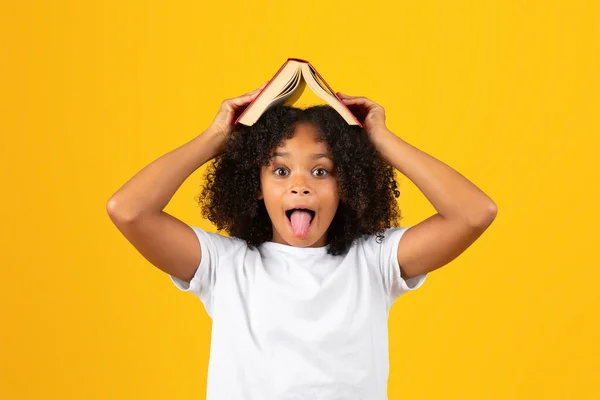 Beyaz Tişörtlü Neşeli Kıvırcık Kız Öğrenci Portresi Dili Gösterişli Eğleniyor — Stok fotoğraf