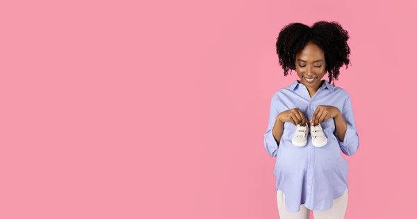 Счастливая Молодая Беременная Африканская Кудрявая Американка Повседневной Одежде Надевает Маленькие — стоковое фото