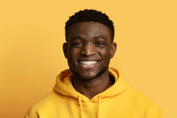 Close Portret Van Vrolijke Knappe Duizendjarige Zwarte Man Poseren Gele — Stockfoto