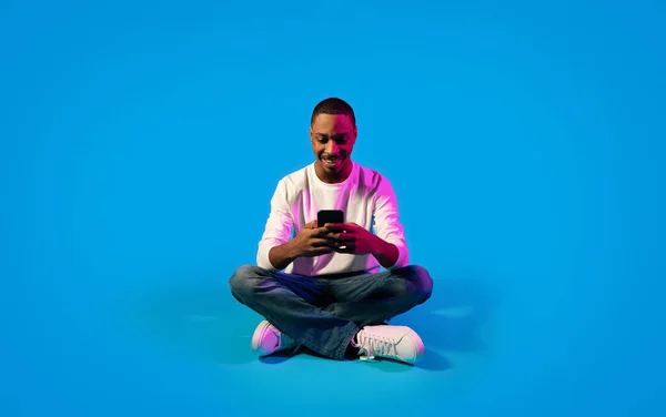 Neşeli Mutlu Genç Siyah Adam Modern Cep Telefonu Kullanıyor Mavi — Stok fotoğraf