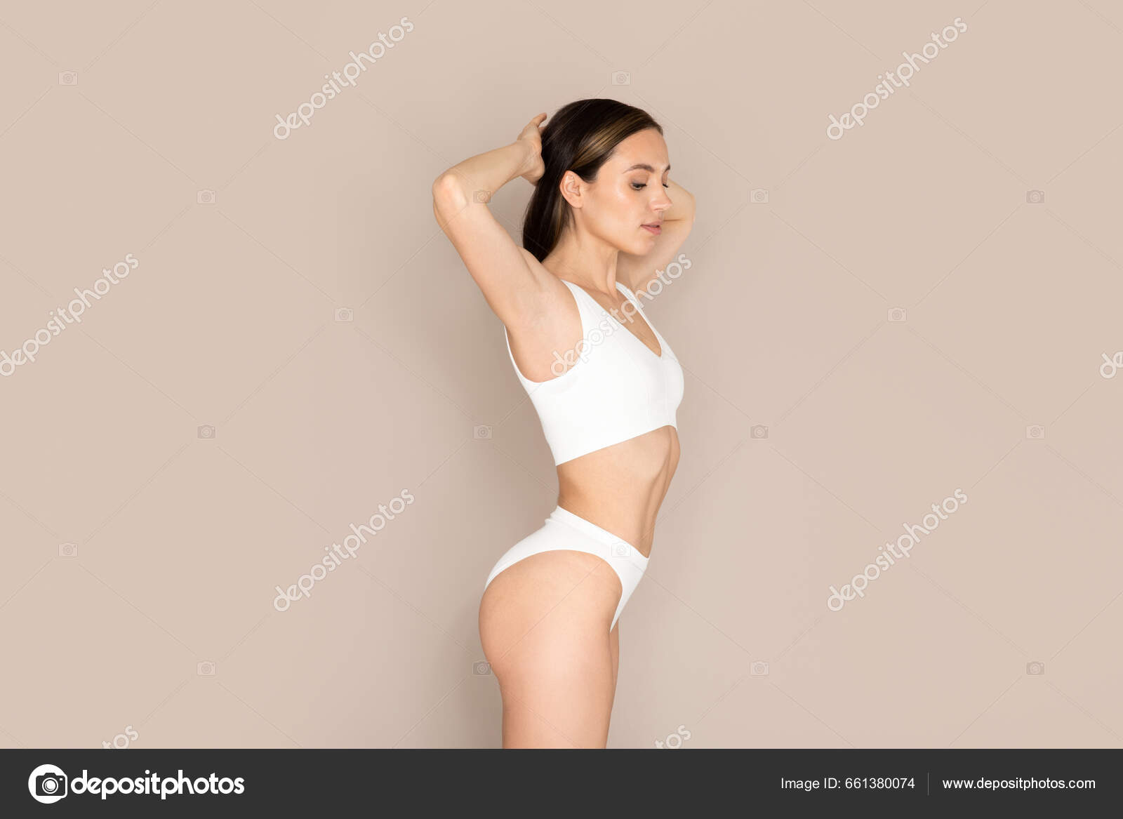Belle Jeune Femme Bien Ajustée Posant Sous Vêtements Confortables  Décontractés image libre de droit par Milkos © #661380074