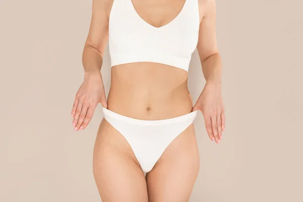 Ireconhecível Bem Apto Jovem Posando Roupa Interior Branca Mostrando Corpo — Fotografia de Stock