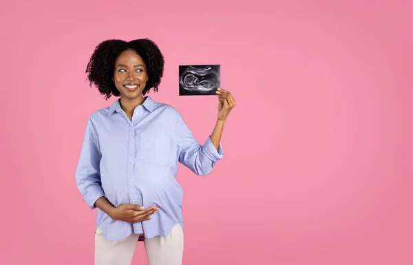 Mutlu Hamile Afro Amerikan Kıvırcık Kadın Göbeğinde Ultrason Resmi Olan — Stok fotoğraf