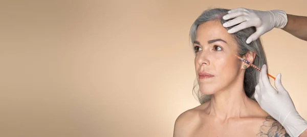 Plastische Chirurgie Klinik Anzeige Gut Aussehende Seniorin Bekommt Kosmetische Augenspritze — Stockfoto