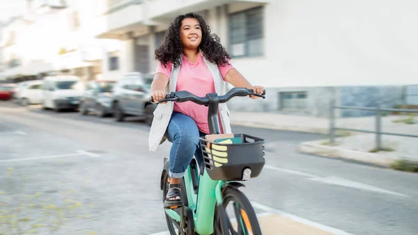 Transporte Fácil Ciudad Mujer Latina Alegre Sobrepeso Montar Bicicleta Camino — Foto de Stock