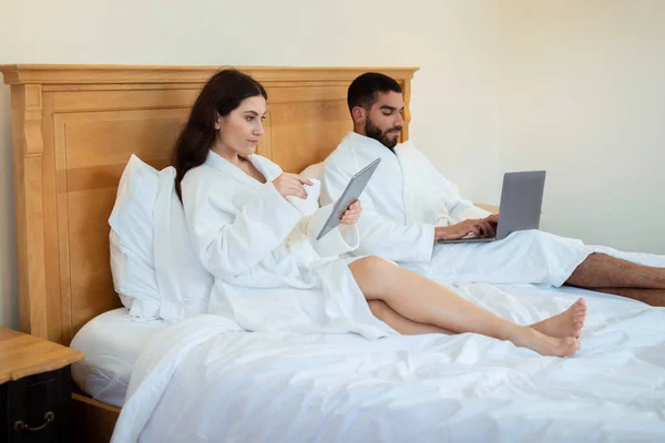 가가멜 Side View Couple Using Laptop Digital Tablet Computers Sitting — 스톡 사진