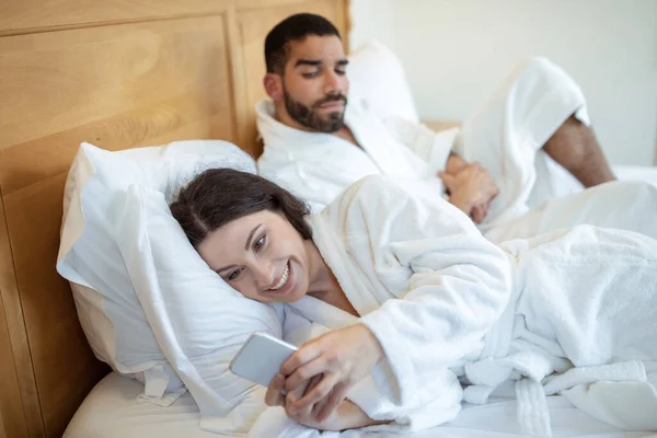Kıskançlık Şüpheli Koca Evde Yatakta Yatarken Sevgilisine Akıllı Telefondan Mesaj — Stok fotoğraf