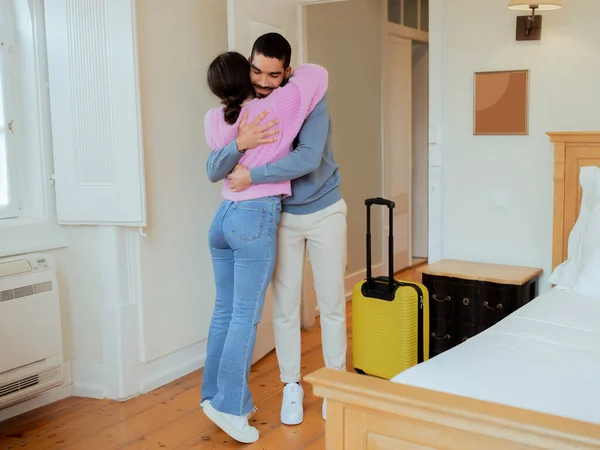 호노몬 로맨스 Love Spasers Hugging Standing Suitcase Hotel Suite Interior — 스톡 사진