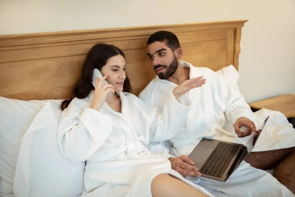 Zsúfolt Nyaralás Férj Mutatja Laptop Feleségnek Ahogy Beszél Mobiltelefon Kommunikáció — Stock Fotó