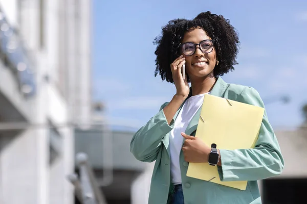 Bedriftens Svarte Forretningskvinne Har Forretningssamtaler Utendørs Kopieringsrom Lykkelig Ung Afroamerikansk – stockfoto