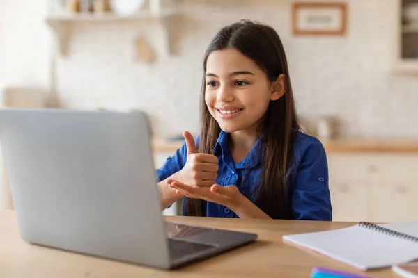 Geweldig Learning Aanbod Vrolijke Preteen Girl Gesturing Thumbs Laptop Webcam — Stockfoto