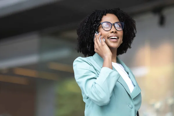 Kommunikation Näringslivet Attraktiv Ung Afroamerikansk Affärskvinna Formella Outwear Bär Glasögon — Stockfoto