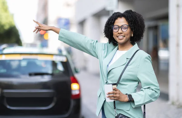 Glade Vakre Svarte Kvinner Formelt Antrekk Briller Som Tar Taxi – stockfoto