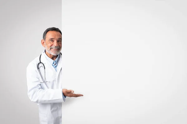 Щасливий Зрілий Чоловік Лікар Білому Пальто Показує Руку Великому Банері — стокове фото