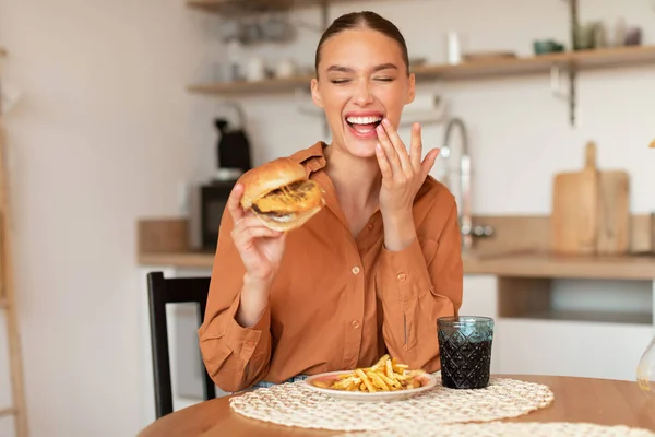 Nadšený Mladá Dáma Jíst Burger Smát Jíst Škodlivé Jídlo Držet — Stock fotografie