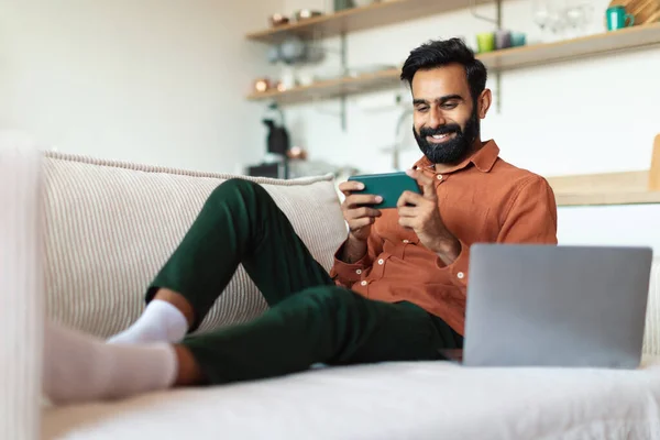 Internet Och Prylar Leende Skäggig Indisk Man Använda Smartphone Sitter — Stockfoto