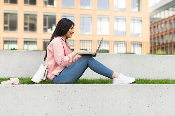 Nastolatka Korzystająca Laptopa Świeżym Powietrzu Wesoła Kobieta Studiuje Online Siedzi — Zdjęcie stockowe