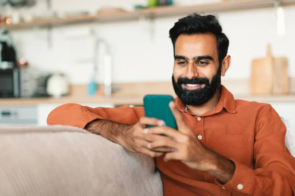 Mobilappen Glad Indisk Skäggig Kille Använda Smartphone Sms Och Använda — Stockfoto