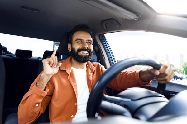 어드벤처 남자가 자동차를 노래하는 운전자 재미있게 자동차타기 그리고 새로운 자동차로 — 스톡 사진