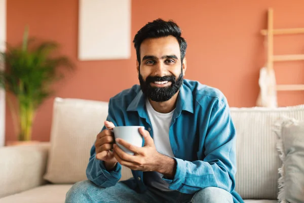 Porträtt Happy Middle Eastern Man Håller Cup Kaffe Ler Mot — Stockfoto