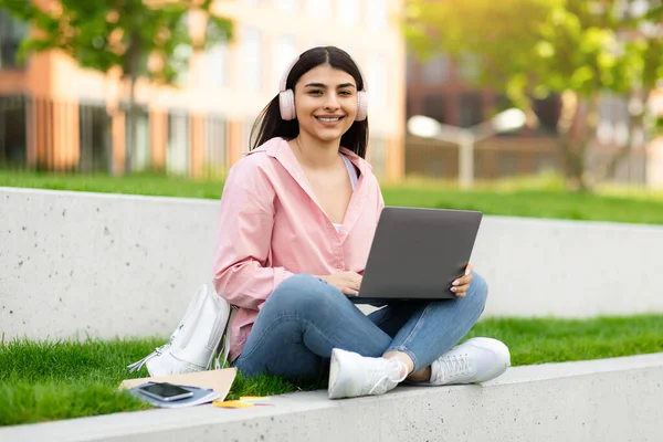 Szczęśliwa Latynoska Studentka Słuchawkach Bezprzewodowych Studiująca Laptopem Świeżym Powietrzu Siedząca — Zdjęcie stockowe