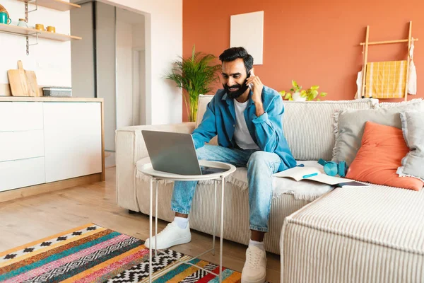 Kommunikation Glad Arabiska Skäggig Man Som Arbetar Laptop Prata Telefon — Stockfoto