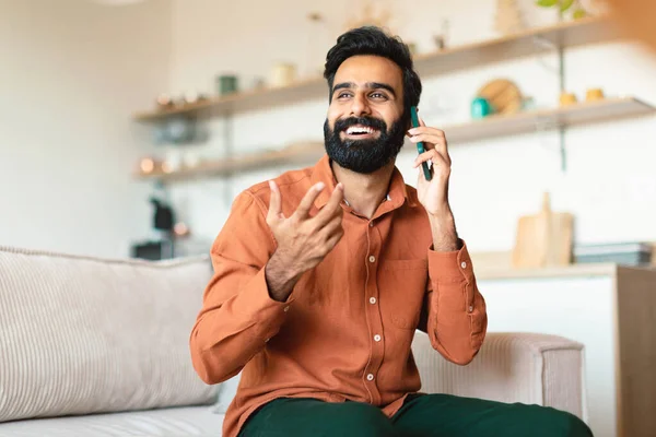 Mobil Teklif Gülümseyen Genç Bir Arap Cep Telefonuyla Konuşuyor Koltukta — Stok fotoğraf