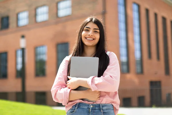 Portret Szczęśliwej Latynoski Studentki Pozowanie Laptopem Rękach Zewnątrz Patrząc Uśmiechając — Zdjęcie stockowe