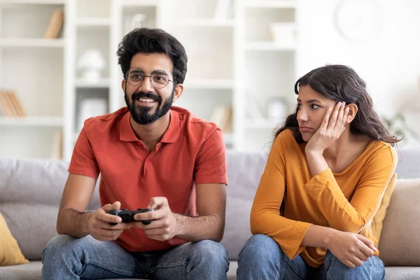 Jovem Indiana Entediada Olhando Para Namorado Jogando Videogames Casa Infeliz — Fotografia de Stock