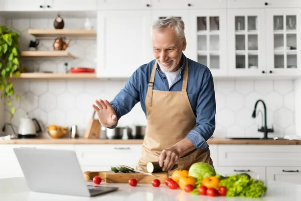 Online Kochkurs Älterer Mann Mit Laptop Bei Der Zubereitung Von — Stockfoto