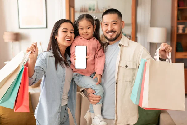 Mobiles Einkaufsangebot Freudiges Asiatisches Familienpaar Mit Tochter Zeigt Handy Mit — Stockfoto