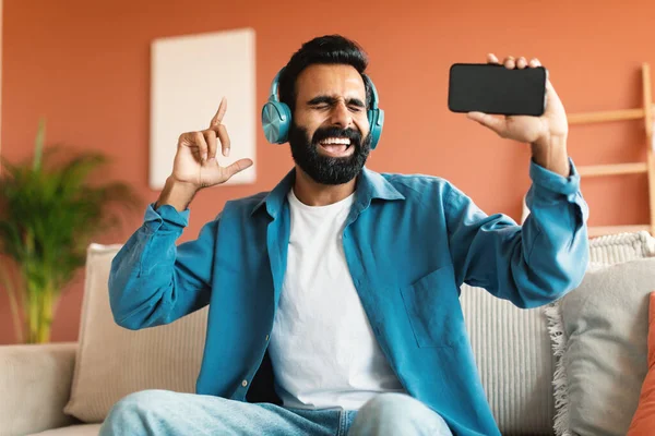 Carefree Árabe Cara Cantando Posando Com Smartphone Fones Ouvido Sem — Fotografia de Stock