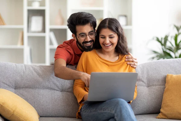 Happy Young Indian Manželé Nakupování Online Notebookem Doma Veselý Východní — Stock fotografie