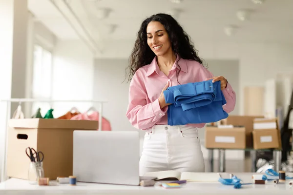 Fashion Retail Succes Happy Entrepreneur Lady Verpakking Stijlvolle Kleding Werken — Stockfoto