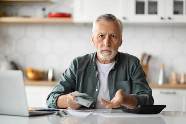 Begrotingsproblemen Verontrust Senior Man Telt Geld Controleert Financiële Papieren Keuken — Stockfoto