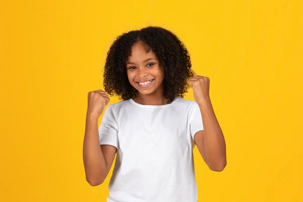 Szczęśliwy Kręcone Nastolatek Czarny Uczennica Białym Shirt Bawi Sprawia Znak — Zdjęcie stockowe