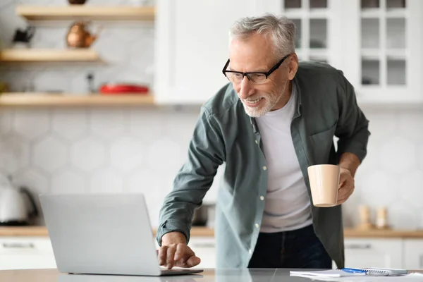 Glücklicher Älterer Mann Mit Laptop Und Kaffeetrinken Der Heimischen Küche — Stockfoto