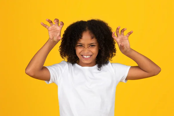 Beyaz Tişörtlü Komik Kıvırcık Kız Öğrenci Canavar Pençesi Işareti Yapıyor — Stok fotoğraf