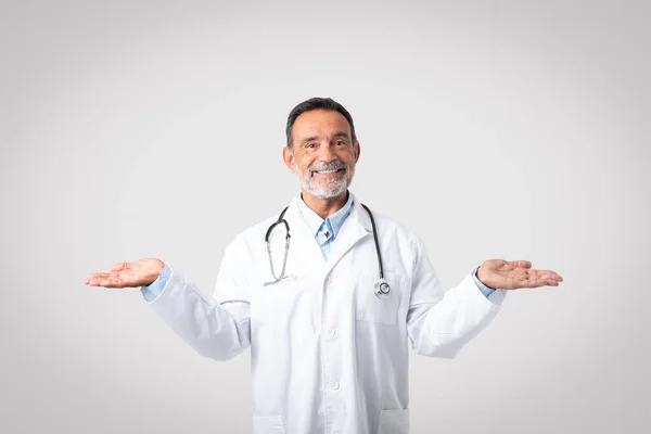 Χαρούμενος Καυκάσιος Ώριμος Άντρας Γιατρός Λευκό Παλτό Απλώνει Χέρια Στις — Φωτογραφία Αρχείου