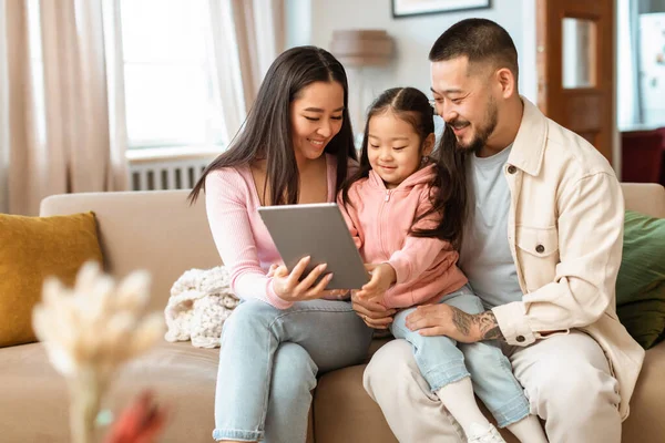 Tempo Família Mãe Japonesa Feliz Pai Filha Usando Tablet Digital — Fotografia de Stock