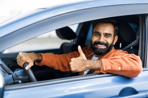 Świetny Samochód Szczęśliwy Człowiek Bliskiego Wschodu Jazdy Zatwierdzania Samochodów Gesturing — Zdjęcie stockowe