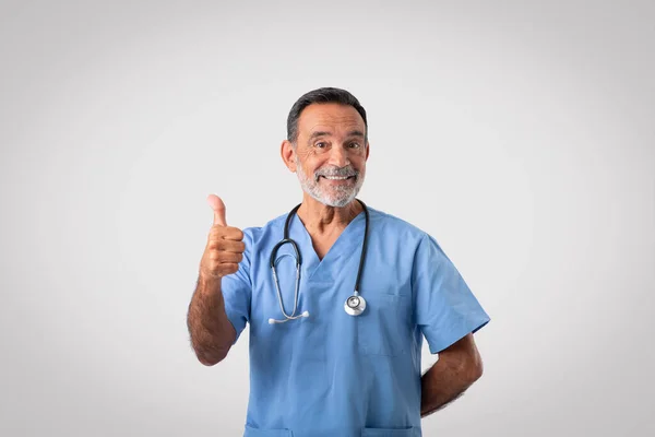 Üniformalı Beyaz Olgun Bir Doktor Baş Parmağını Kaldır Tıp Hizmeti — Stok fotoğraf